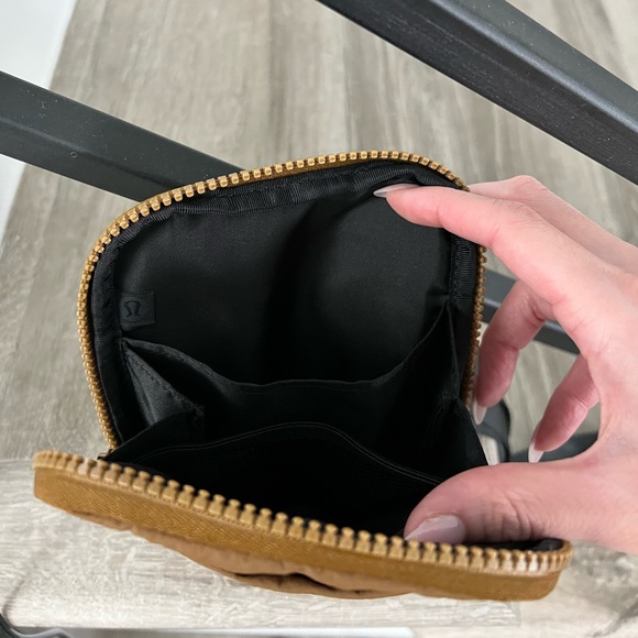 Lululemon easy access crossbody bag - Picture 5 of 7
